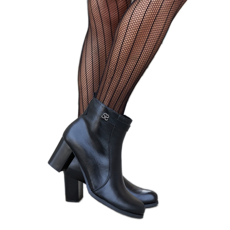 Schwarze isolierte Stiefeletten mit Barreto-Strasssteinen