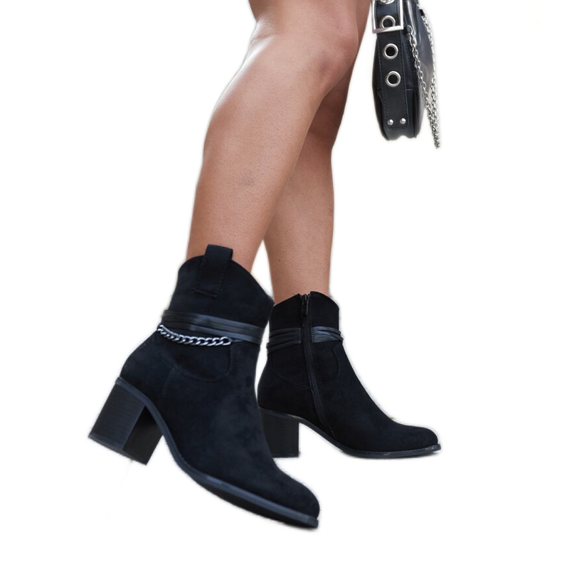 Schwarze Cowboystiefel mit hohen Absätzen und Netanel-Kette