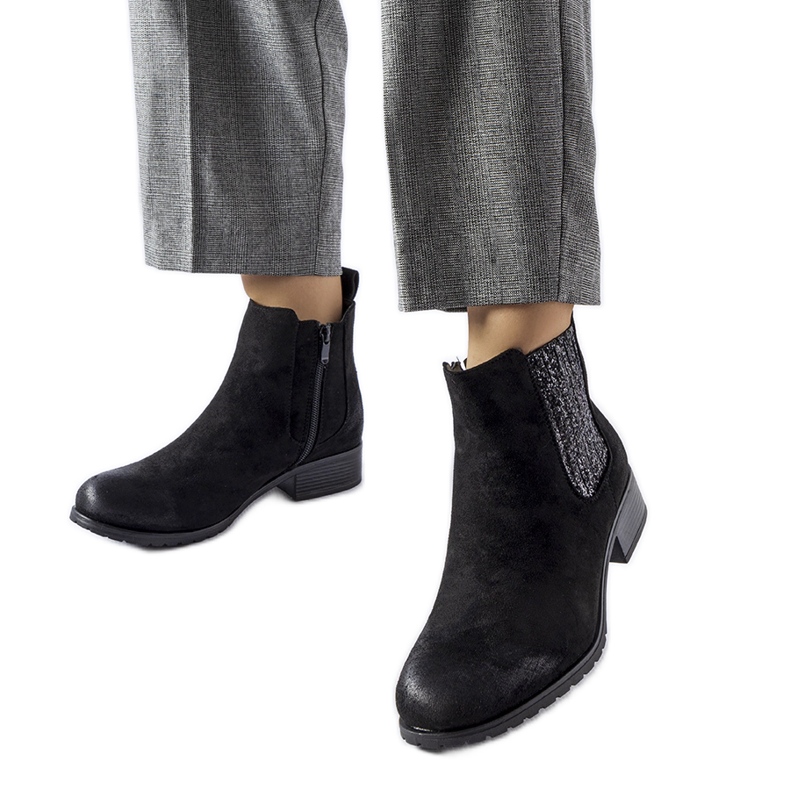 Schwarze flache Stiefeletten mit dekorativem Arnoux-Einsatz