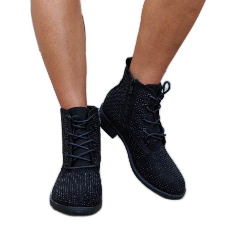 Schwarze Stiefeletten, verziert mit Melisurgo-Zirkonen