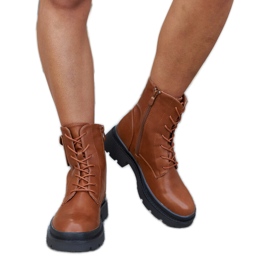 Braune Stiefel auf der Ugo-Plattform