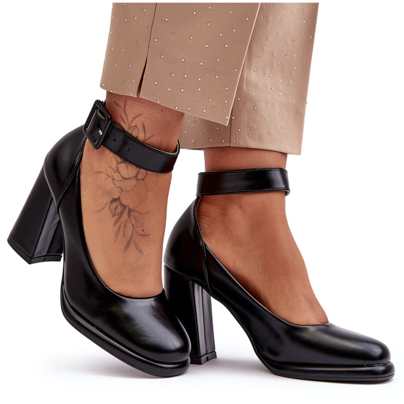 WS1 Schwarze Pumps mit Absatz und Schnalle Idovana