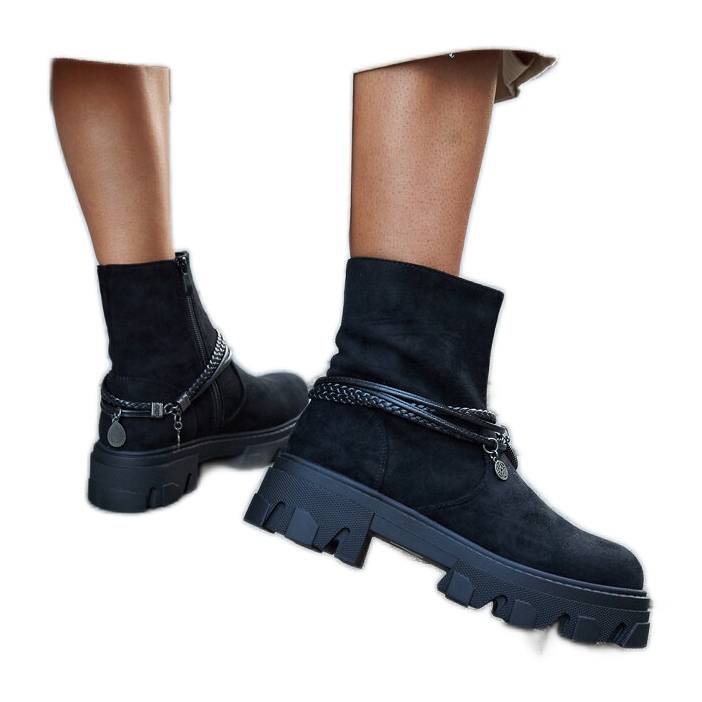 Schwarze Stiefeletten mit dekorativem Armband