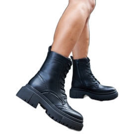 Schwarze Stiefel mit Nicla-Nähten verziert