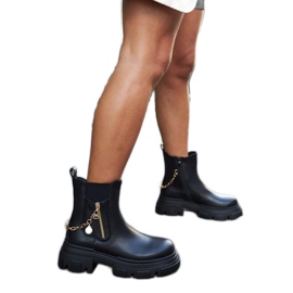 Schwarze Stiefeletten mit dekorativer Archard-Kette