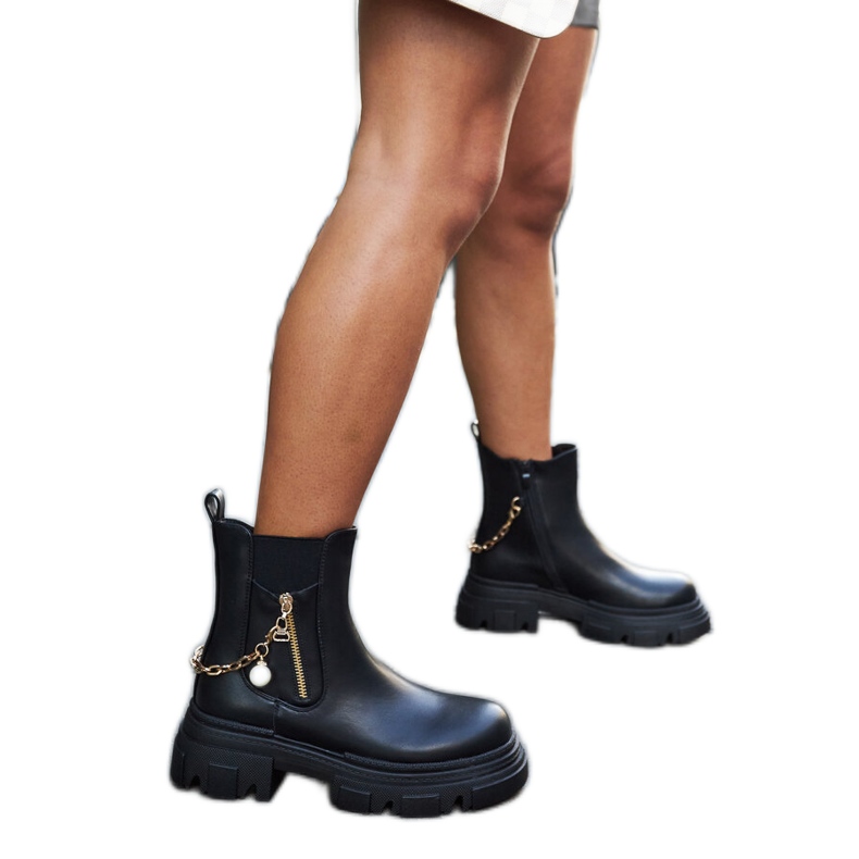 Schwarze Stiefeletten mit dekorativer Archard-Kette