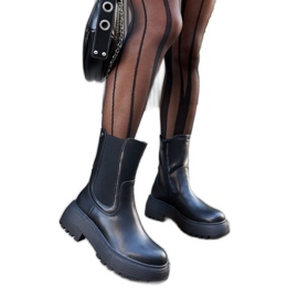 Schwarze isolierte Stiefel auf der Plattform