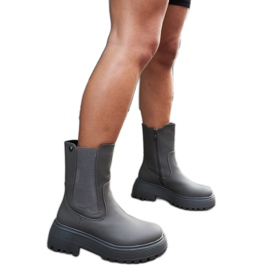 Grüne isolierte Stiefeletten auf der Rinaldo-Plattform