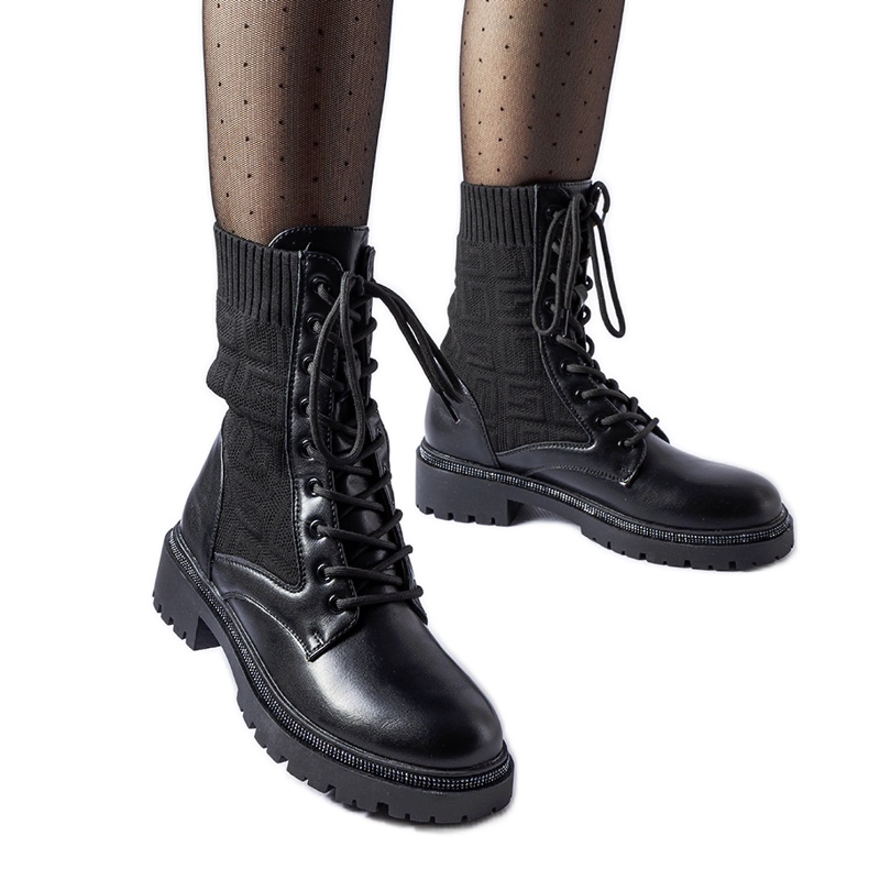 Schwarze Sockenstiefeletten mit Emanuele-Strasssteinen