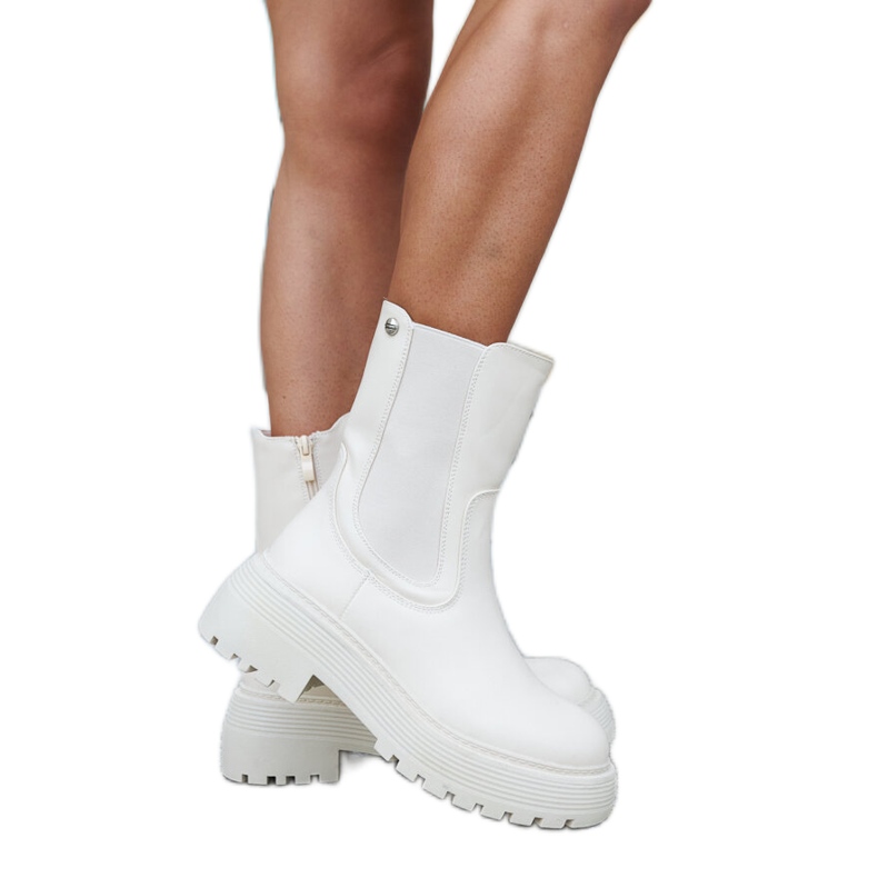 Cremefarbene, isolierte Stiefeletten auf der Rinaldo-Plattform beige