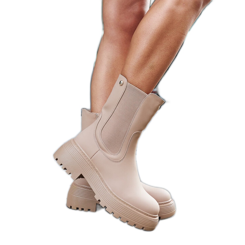 Beige isolierte Stiefeletten auf der Rinaldo-Plattform