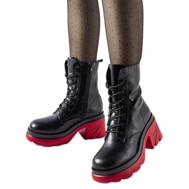 Schwarze isolierte Schuhe mit rotem Absatz