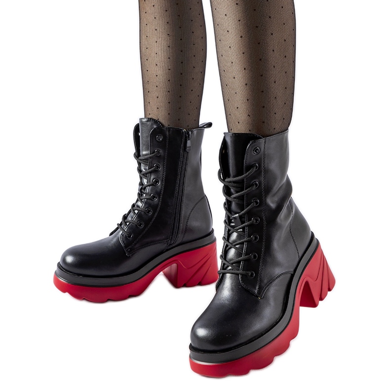 Schwarze isolierte Schuhe mit rotem Absatz