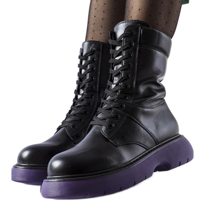 Schwarze isolierte Schuhe mit lila Sohle Beata