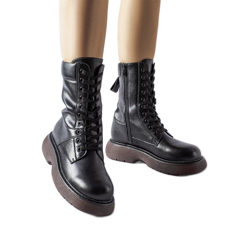 Schwarze isolierte Stiefel mit brauner Sohle Beata