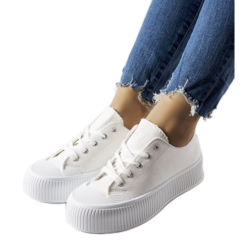 Weiße Turnschuhe auf einer dicken Fortunata-Plattform