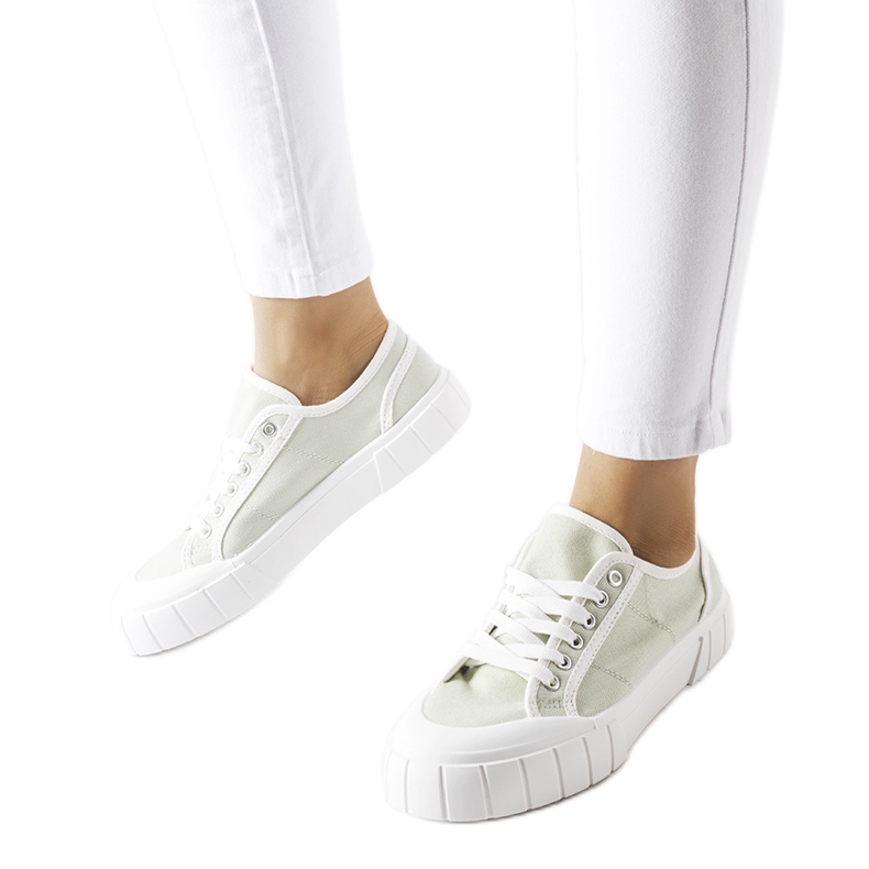 Weiße Turnschuhe auf einer dicken Egidio-Plattform