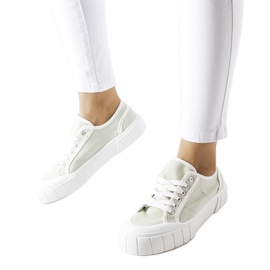 Grüne Turnschuhe auf einer dicken Egidio-Plattform