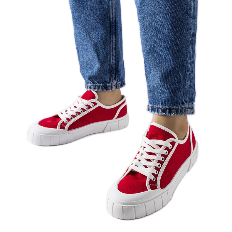 Rote Turnschuhe auf einer dicken Egidio-Plattform