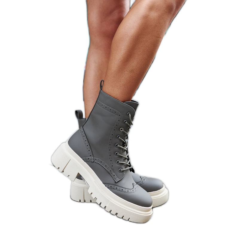 Grüne Stiefel mit Nicla-Nähten verziert