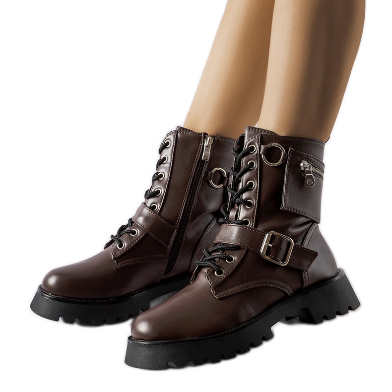 Braun isolierte Arbeiter mit einer Tasche von Manzoni