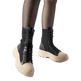 Schwarze Sockenschuhe mit heller Vitto-Sohle