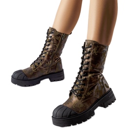 Grüne, isolierte Arbeitsstiefel im Tarnmuster von Cardinale