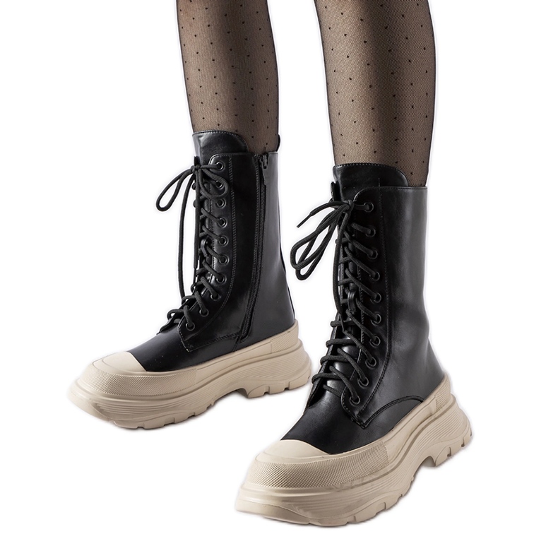 Schwarze Arbeiterschuhe mit dicker beiger Crosia-Sohle