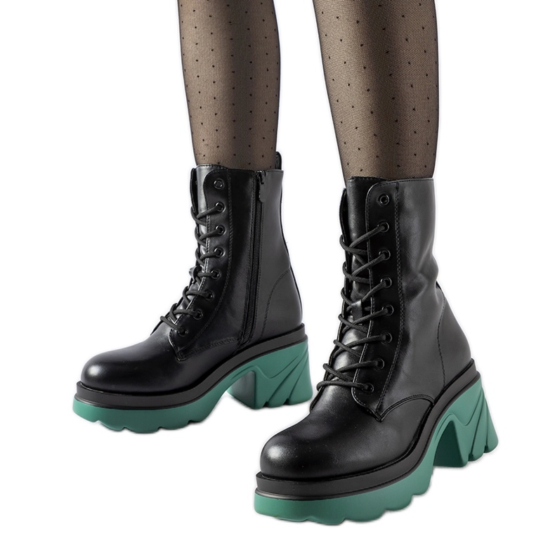 Schwarz isolierte Arbeiter an einer Costa-Seestange