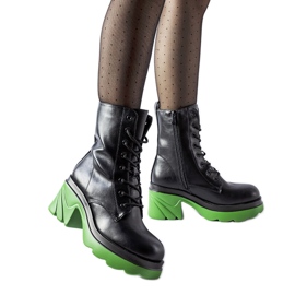 Schwarze isolierte Schuhe mit grünem Costa-Absatz