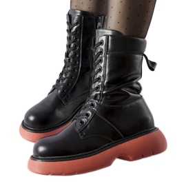 Schwarze isolierte Stiefel mit rosa Beata-Sohle