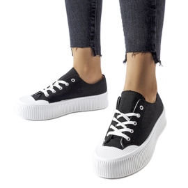 Schwarze Sneakers auf weißem Fortunata-Plateau