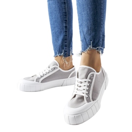 Graue Turnschuhe auf einer dicken Egidio-Plattform