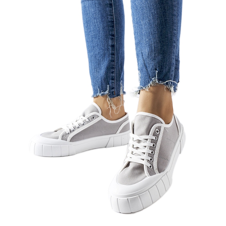 Graue Turnschuhe auf einer dicken Egidio-Plattform