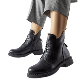 Schwarze asymmetrische flache Stiefel von Solza