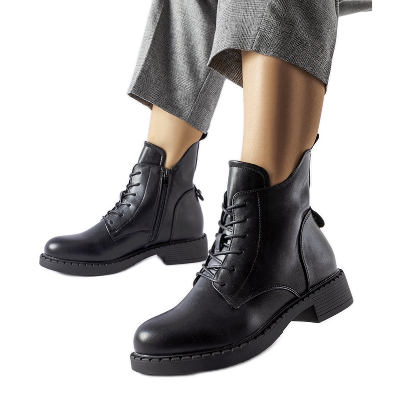 Schwarze asymmetrische flache Stiefel von Solza