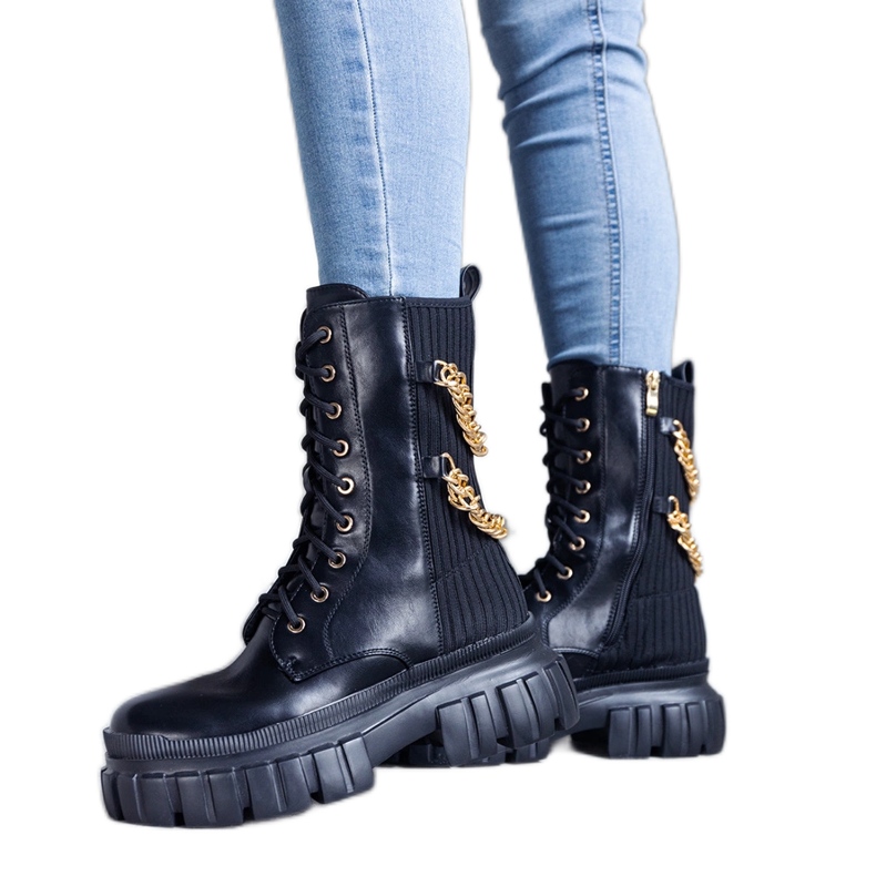 Schwarze Stiefel verziert mit Crocemosso-Ketten