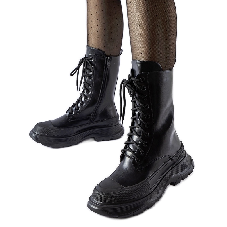 Schwarze Arbeiterschuhe mit dicker schwarzer Crosia-Sohle