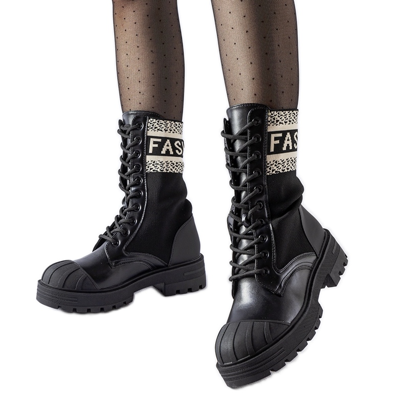 Schwarze Sockenschuhe mit weißer Daria-Aufschrift