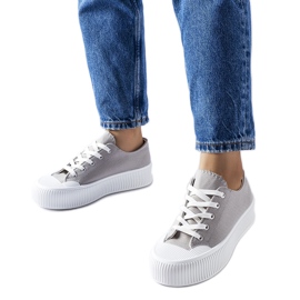 Graue Turnschuhe auf einer dicken Fortunata-Plattform