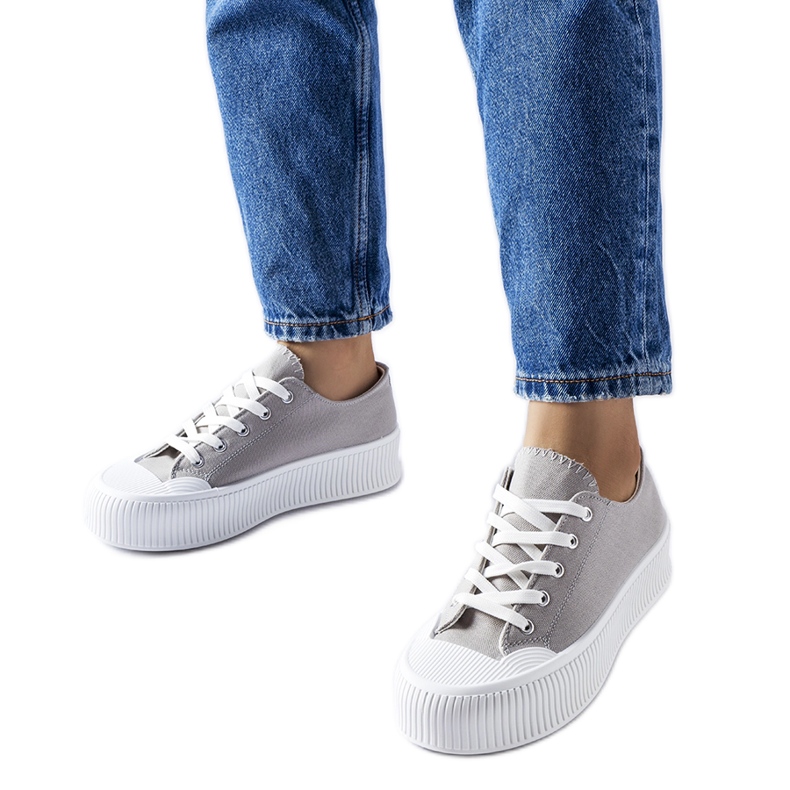 Graue Turnschuhe auf einer dicken Fortunata-Plattform
