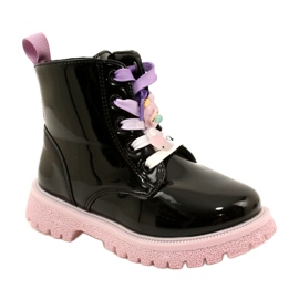 Lackierte Stiefel mit dekorativen Clips Miss 23DZ23-6582 schwarz