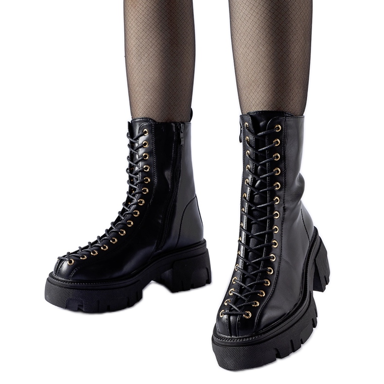 Schwarze isolierte Stiefel mit Amla-Bindung verziert