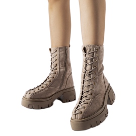 Braune Stiefel mit Amol-Bindung verziert