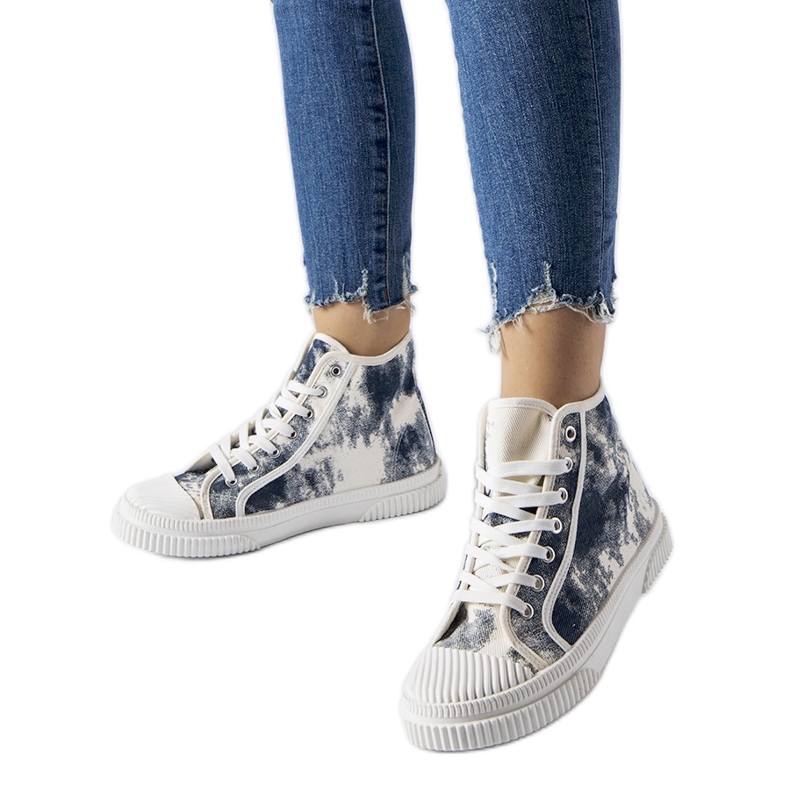 Inna Marineblaue Turnschuhe von Turistico mit Abschürfungen