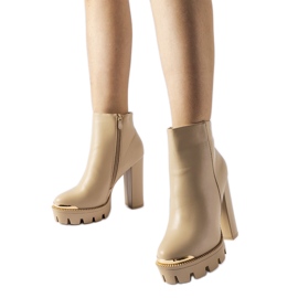 Inna Beigefarbene Stiefeletten mit dekorativer Spitze und Pepe-Absatz