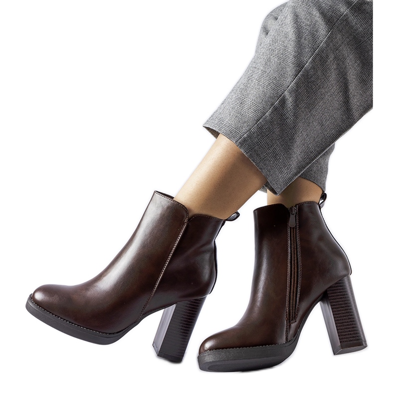 Braune, isolierte Stiefeletten von Sambruson