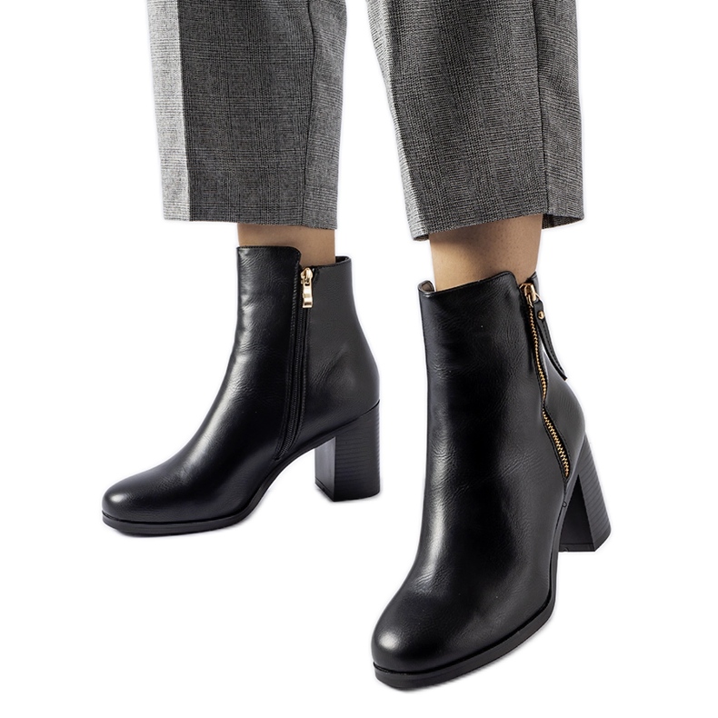 Schwarze isolierte klassische Edilio-Stiefeletten