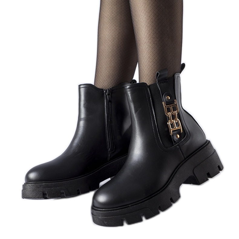 Schwarze, massive Stiefeletten mit dekorativer Nuovo-Schnalle