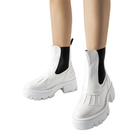 Weiße, massive, isolierte Carruba-Arbeiter